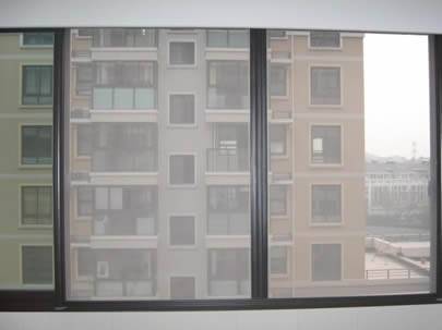 Serangga stainless steel digunakan sebagai tirai jendela untuk menahan nyamuk dan lalat.