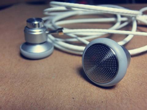 Piring terukir pada earphone untuk mencegah debu tanpa merusak suara