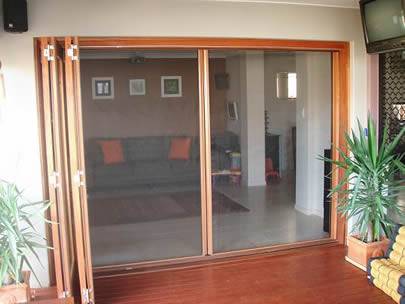 Dua pintu geser di rumah terbuat dari kasa serangga galvanis.