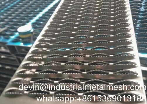 Aluminium Serrated Grip Strut Grating dengan Diamond Perforated Holes for Stair Treads