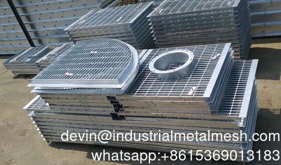 Pelat Penutup Talang Saluran Parit Anti Selip Bergerigi Dilas Galvanis Tugas Berat Platform Jalan Lantai Industri Kisi Batang Baja