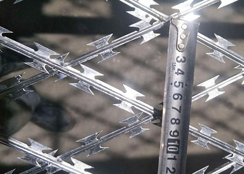 Hot mencelupkan kawat berduri pisau cukur galvanis untuk penjara melindungi pagar