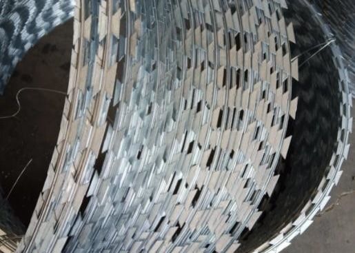 5% off PVC PE dilapisi Galvanized High Strength Razor Barbed Wire untuk Perlindungan Mesh/Farm Fencing