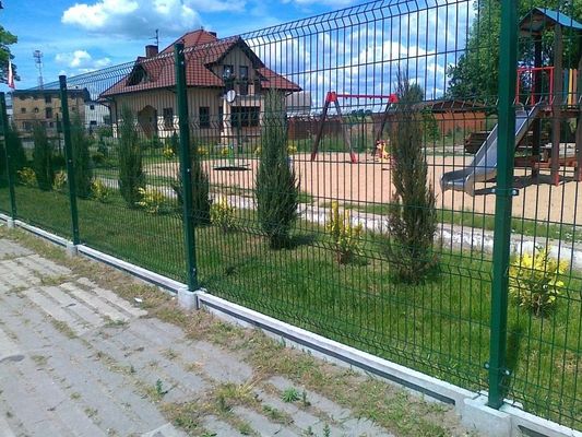 Taman Perimeter Keamanan 0.4mm Curved Metal Fence 3d Wire Mesh Peach Shape Post