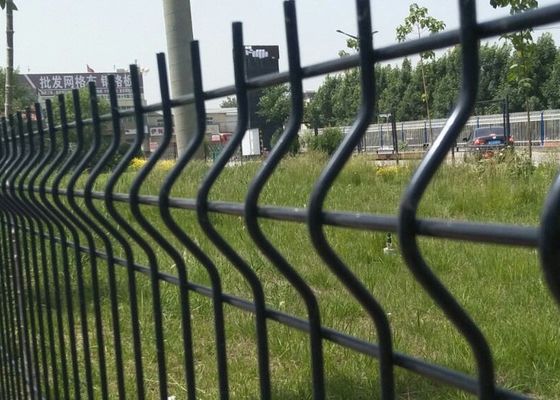 Galvanized 3D Curved Fence Welded Mesh Fence dengan tiang tanah