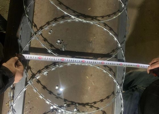 High Strength Razor Barbed Wire Untuk Perlindungan Mesh / Pagar Ladang