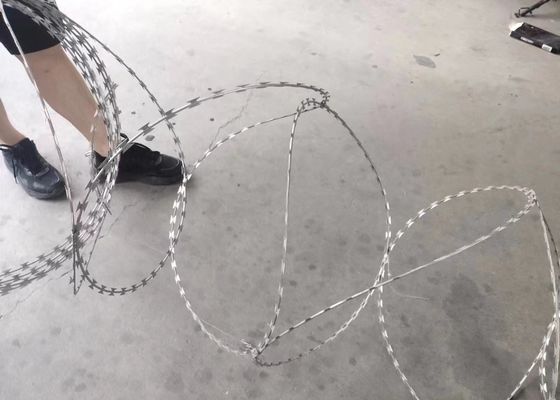 Hot Dip Galvanized High Security Cbt-65 Razor Barbed Wire Concertina Wire Untuk Anggar Wire