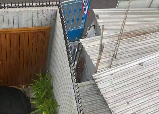 Anti Climb Pagar keamanan Tembok Spikes Jenis pisau pisau tunggal Dengan galvanis / bubuk dilapisi permukaan perawatan