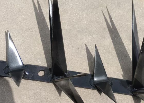 Anti Climb Pagar keamanan Tembok Spikes Jenis pisau pisau tunggal Dengan galvanis / bubuk dilapisi permukaan perawatan