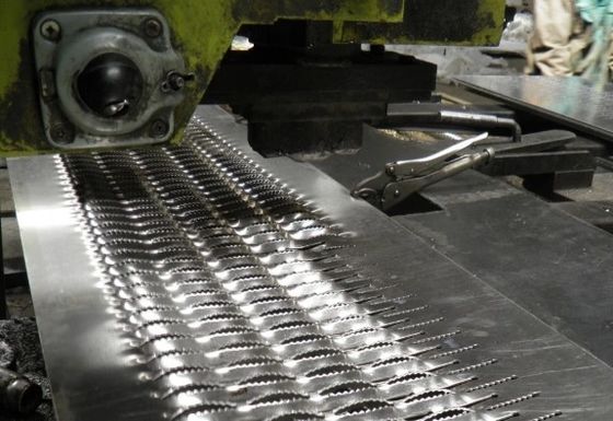 Max 6000mm Regular Grip Strut Walkway Untuk Tangga Tangga Ramp dan Dek