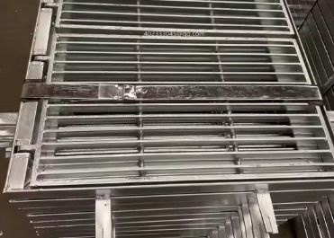 Platform Trotoar Bahan Logam Hot DIP Galvanized Sawtooth Steel Grating Untuk Platform Pedal Kaki Berjalan