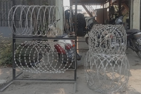 500mm Diameter Bto-30 Flat Wrap Razor Wire Barrier Bentuk