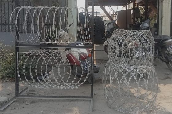 600mm HDG BTO-16 5 Clamps 100 Loops Anti Climbing Border Menggunakan Kontainer Razor Wire