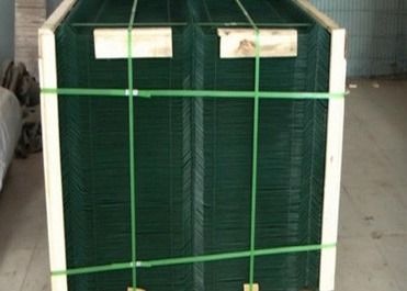 Galvanized 3D Curved Fence Welded Mesh Fence dengan tiang tanah