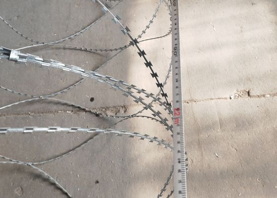 Bto16 Keamanan Concertina Spiral Razor Barbed Wire Mesh Cross Razor Fence Materials