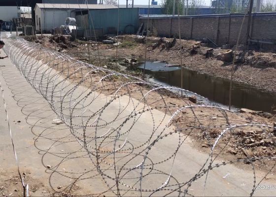 Hot Dip Galvanized Barbed Razor Blade Concertina Wire Untuk Anti-Piracy