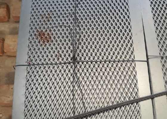 Cloverleaf Aluminium Lembaran Logam Mesh Berlubang Untuk Berbagai Lingkungan Korosif