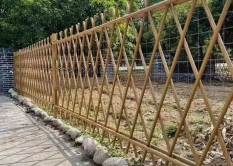 Besi / Galvanis Ponggawa / Imitasi Pagar Bambu Di Kuning Dengan Bentuk Lubang Segitiga
