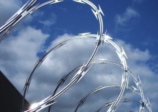 PVC Lapisan keamanan Razor Wire Mesh Pagar Concertina Razor Barbed Wire