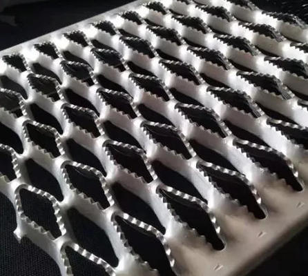 Jejak Platform Anti-Selip Keselamatan Papan Kisi/Tangga Baja Tahan Karat Berlubang Grip Strut