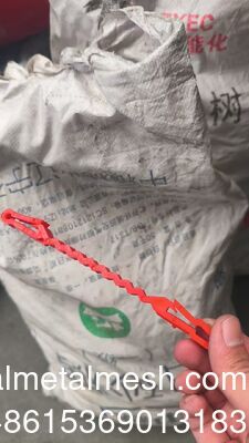 Klip Plastik Merah yang Berada di Antara Kabel Concertina dan Kabel