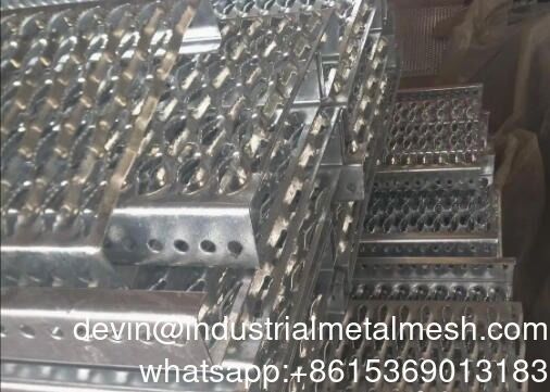 Aluminium Serrated Grip Strut Grating dengan Diamond Perforated Holes for Stair Treads
