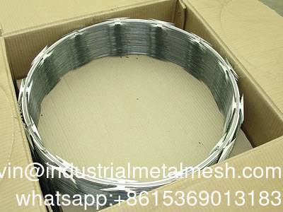 900mm Coil Galvanized Concertina Razor Barbed Wire Bto-22 untuk solusi pagar yang aman