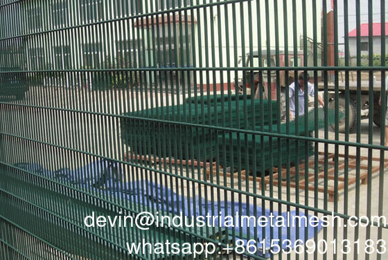 3D Melengkung V Mesh Segitiga Bending Baja Galvanis Dilas Wire Mesh Dilapisi PVC Anti-Memanjat Keamanan Tinggi Luar Ruangan Taman Perimeter Pagar Pertanian