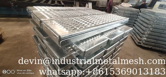 Kisi Pengaman Grip Strut Berlubang Berlapis Seng Panas Anti-Selip Berlian Satu Potong dengan Area Terbuka 35% untuk Bak Truk