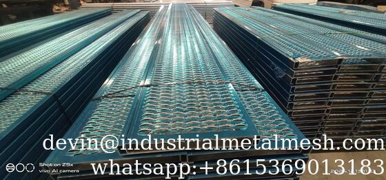 Kisi Pengaman Grip Strut Berlubang Berlapis Seng Panas Anti-Selip Berlian Satu Potong dengan Area Terbuka 35% untuk Bak Truk