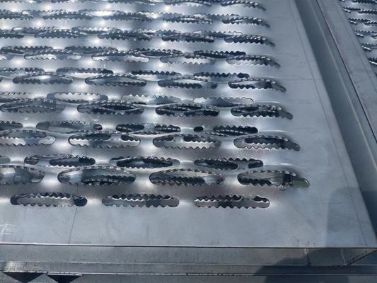 2mm Putaran Lubang Grip Strut Galvanized Steel Grating Untuk Tangga Platform EN Standar