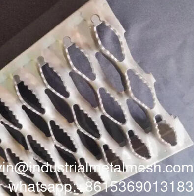 Pelat Kisi Pengaman Baja Berlubang Anti-Selip Diamond Grip Strut Material Alas Kaki Kisi Pengaman untuk Alas Kaki Platform