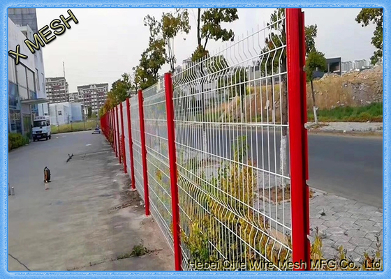 10 Gauge Segitiga Pagar Logam Melengkung 3D Pagar Wire Mesh Hitam PVC Dilapisi SGS Disetujui