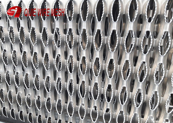 SS304 Berlubang Metal Mesh Grip Strut Grating Walkway Untuk Konstruksi Bukti Karat
