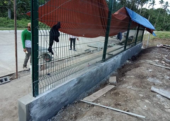 Dilapisi bubuk 3D Melengkung Pagar Logam Dilas Pagar Panel Wire Mesh Dengan Peach Post