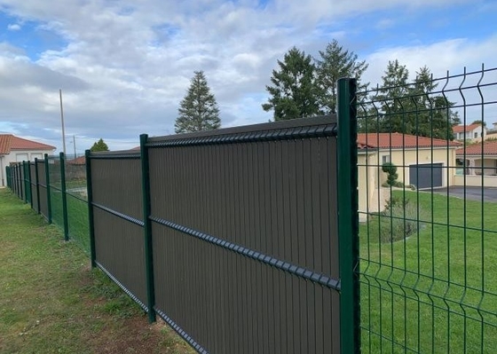 3d Curved Panel Welded Wire Mesh Garden Fence Tinggi 1,8m Dengan Plastik Pvc Uv Slat